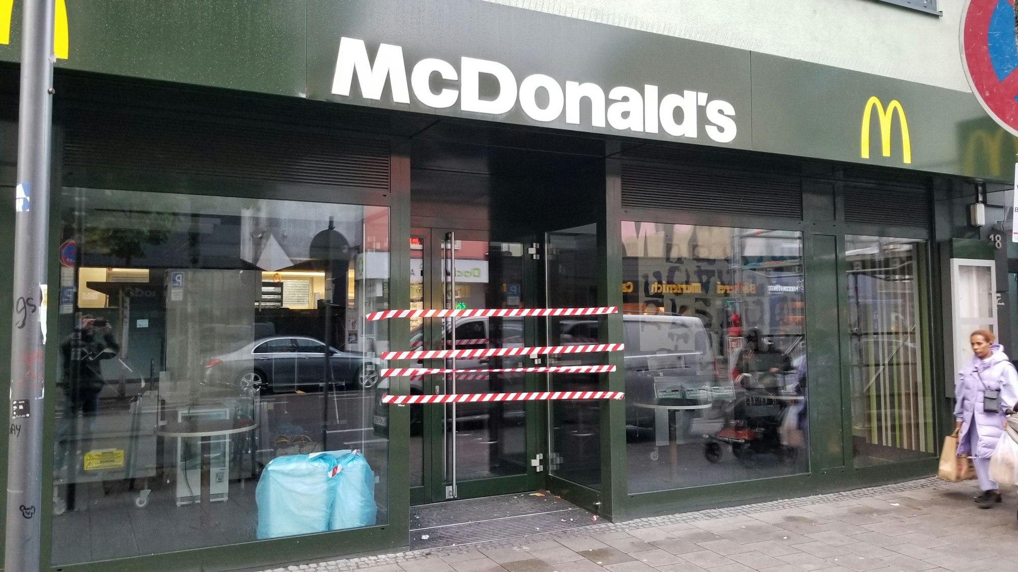 Die McDonald's-FIliale in Köln-Mülheim von außen: Rotes Flatterband hängt vor der Eingangstür.