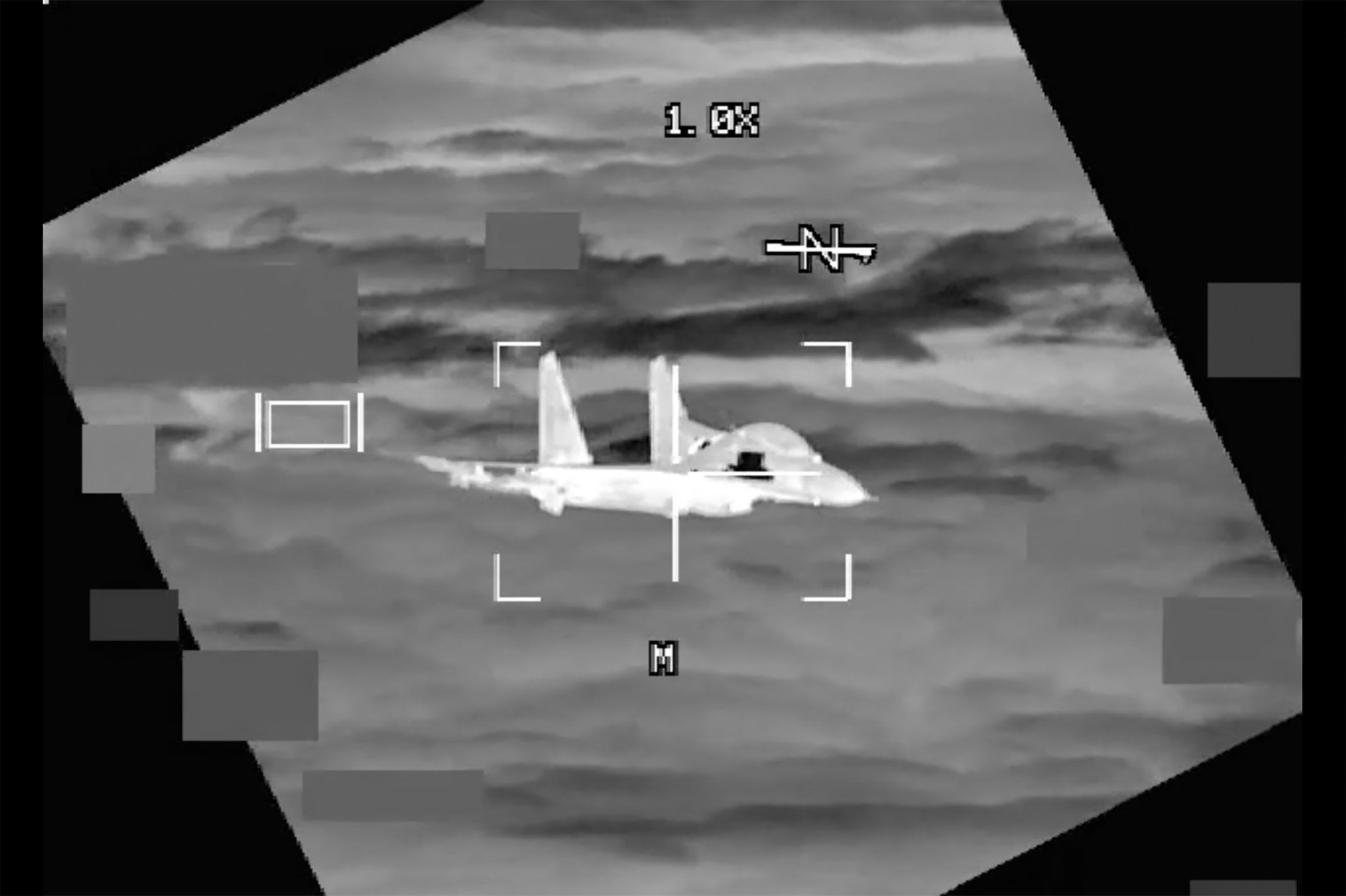 Das Videostandbild zeigt ein J-11 Kampfflugzeug der Volksrepublik China von einem B-52-Flugzeug der U.S. Air Force aus gesehen, das am 24. Oktober 2023 über dem Südchinesischen Meer fliegt. Der chinesischer Kampfjet hat sich bis auf wenige Meter genähert und dabei beinahe einen Unfall verursacht, so das US-Militär.