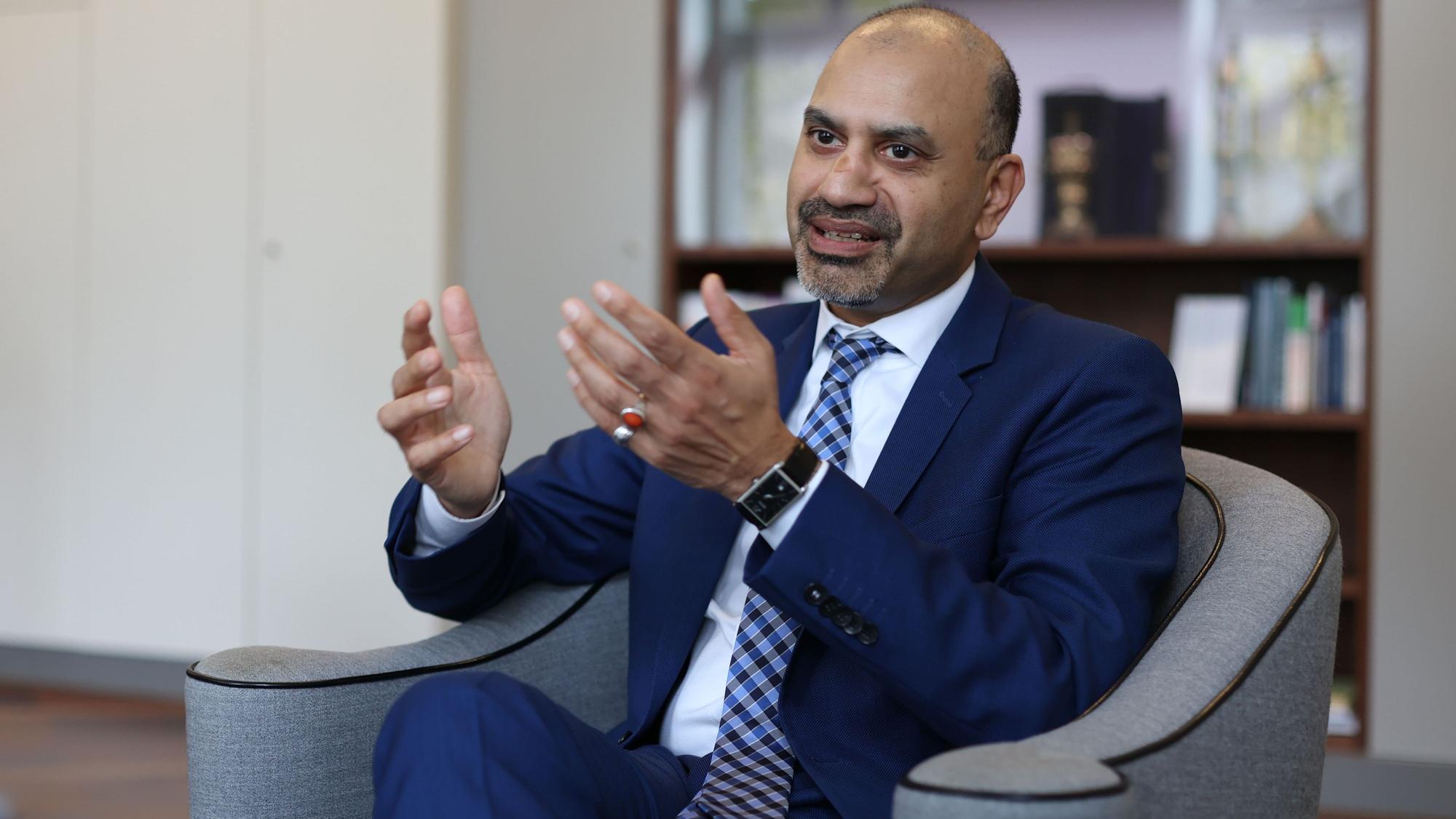 Rektor Joybrato Mukherjee ist auch Präsident des Deutschen Akademischen Austauschdienstes (DAAD), der deutschen Organisation, die den weltweiten Austausch von Studierenden und Wissenschaftlern fördert.