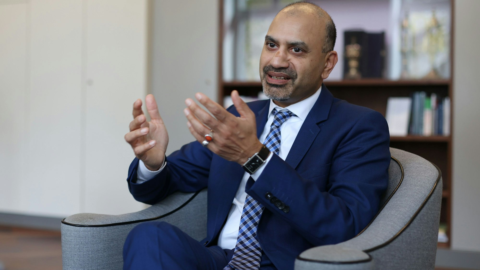 Rektor Joybrato Mukherjee ist auch Präsident des Deutschen Akademischen Austauschdienstes (DAAD), der deutschen Organisation, die den weltweiten Austausch von Studierenden und Wissenschaftlern fördert.