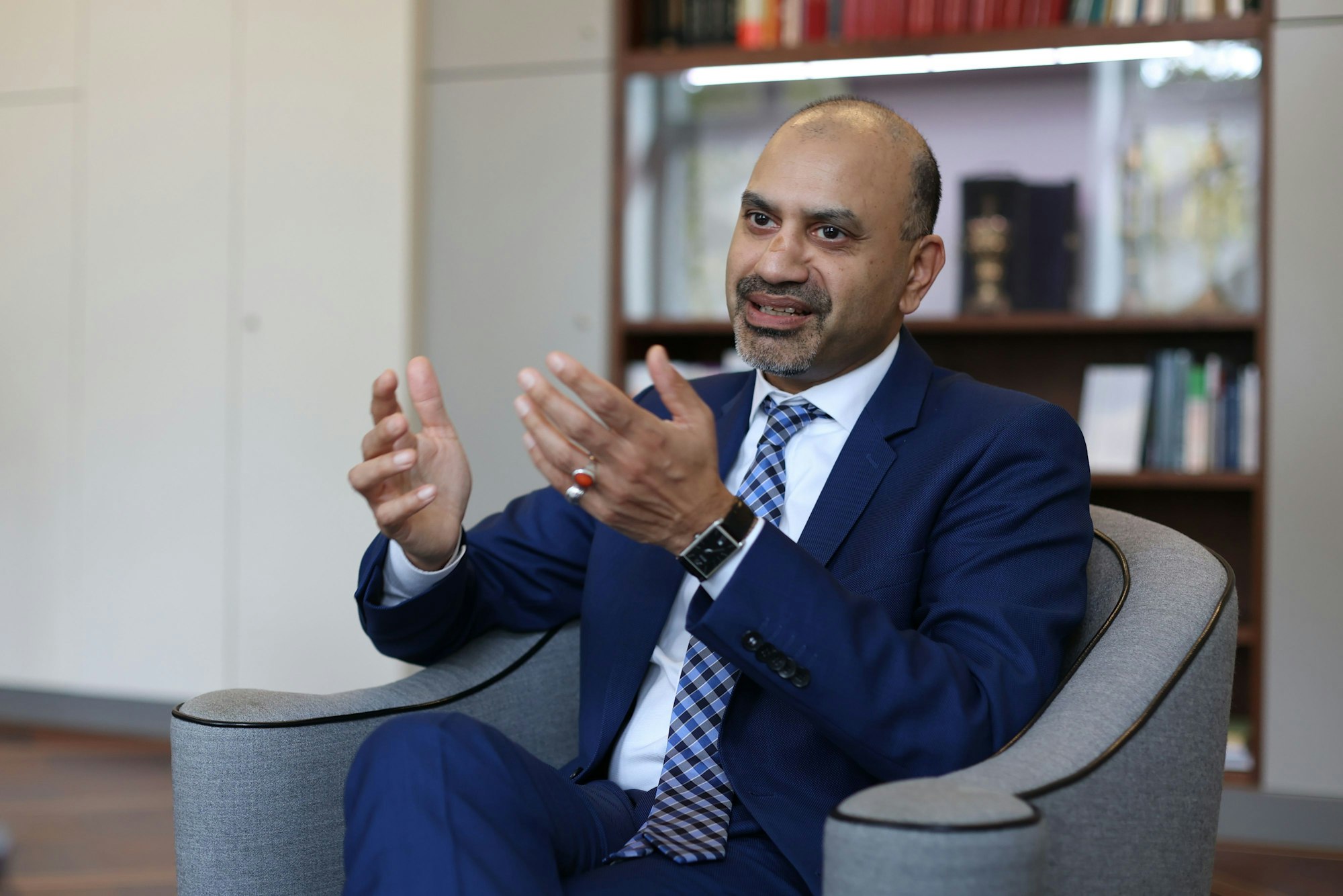 Uni-Rektor Joybrato Mukherjee im Gespräch