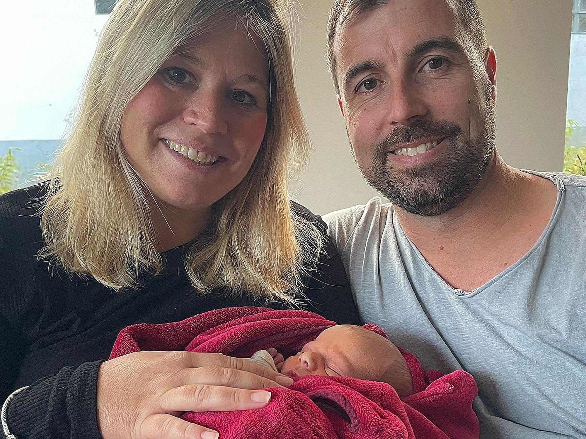 Jennifer und Krishan Meuren halten gemeinsam ihr Baby Levi im Arm.