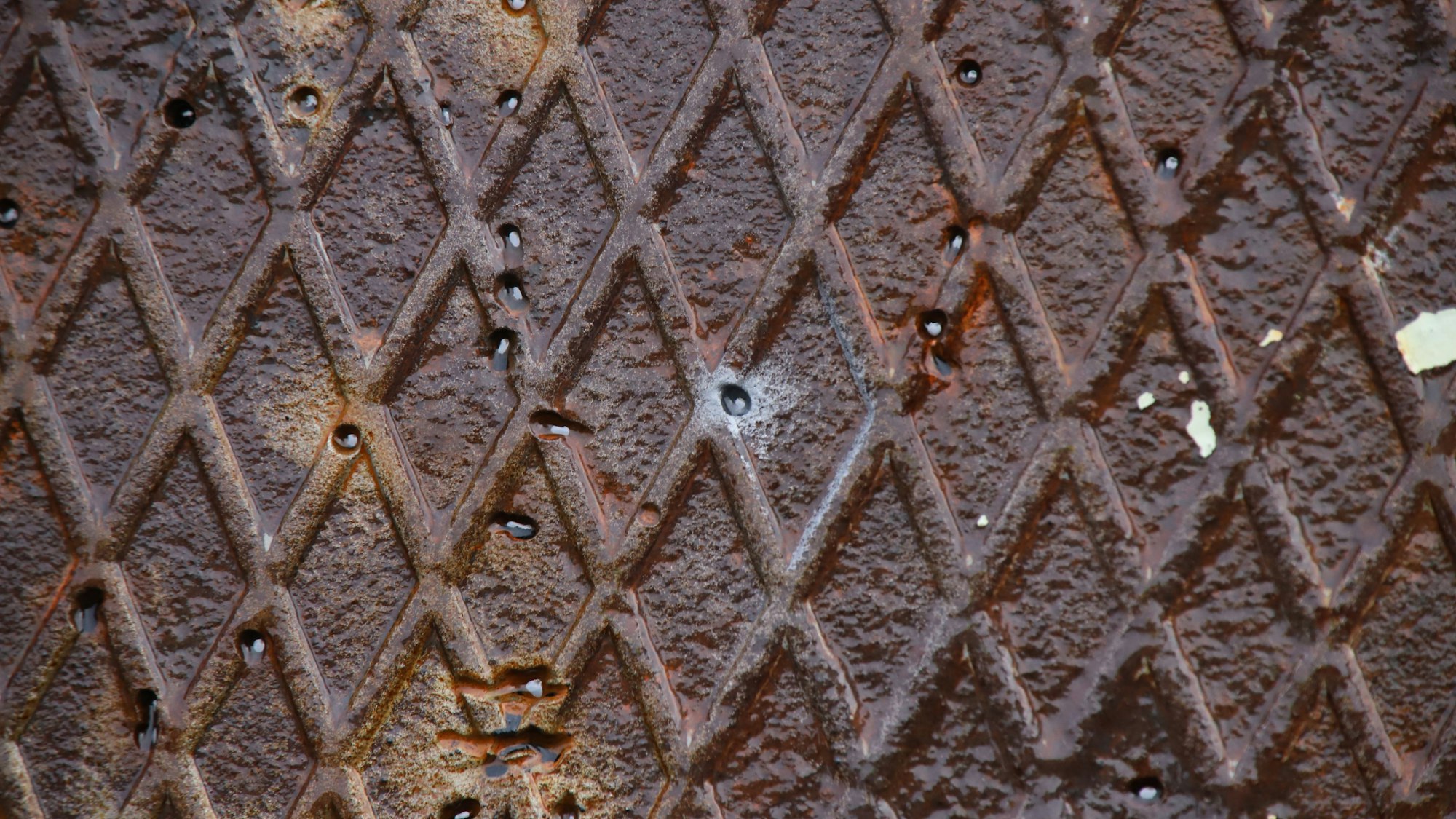 In weniger als fünf Sekunden war ein gut ein Millimeter großes Loch in das Stahlblech geschnitten. Das frische Loch ist in der Mitte zu sehen.
