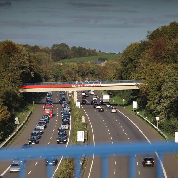 Autos stauen sich auf einer Autobahn in der Nachmittagssonne.