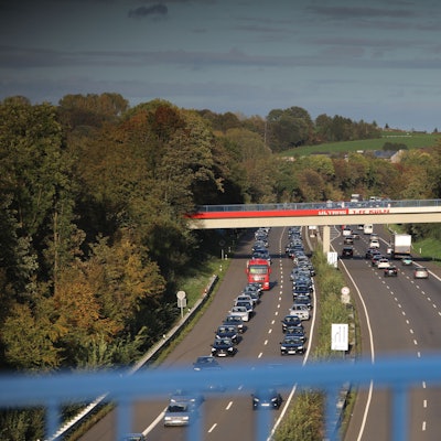 Autos stauen sich auf einer Autobahn in der Nachmittagssonne.