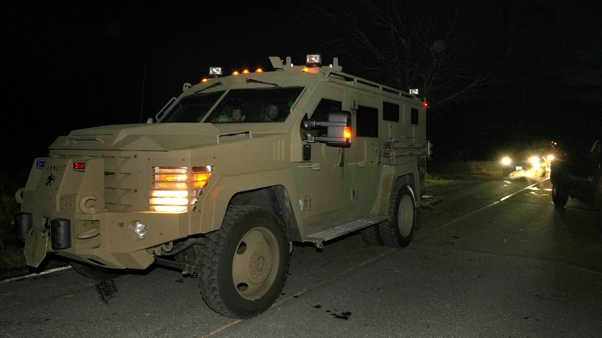 Polizisten verlassen einen Bereich in Bowdoin, Maine, in einem gepanzerten Fahrzeug, nachdem sie ihn untersucht haben.