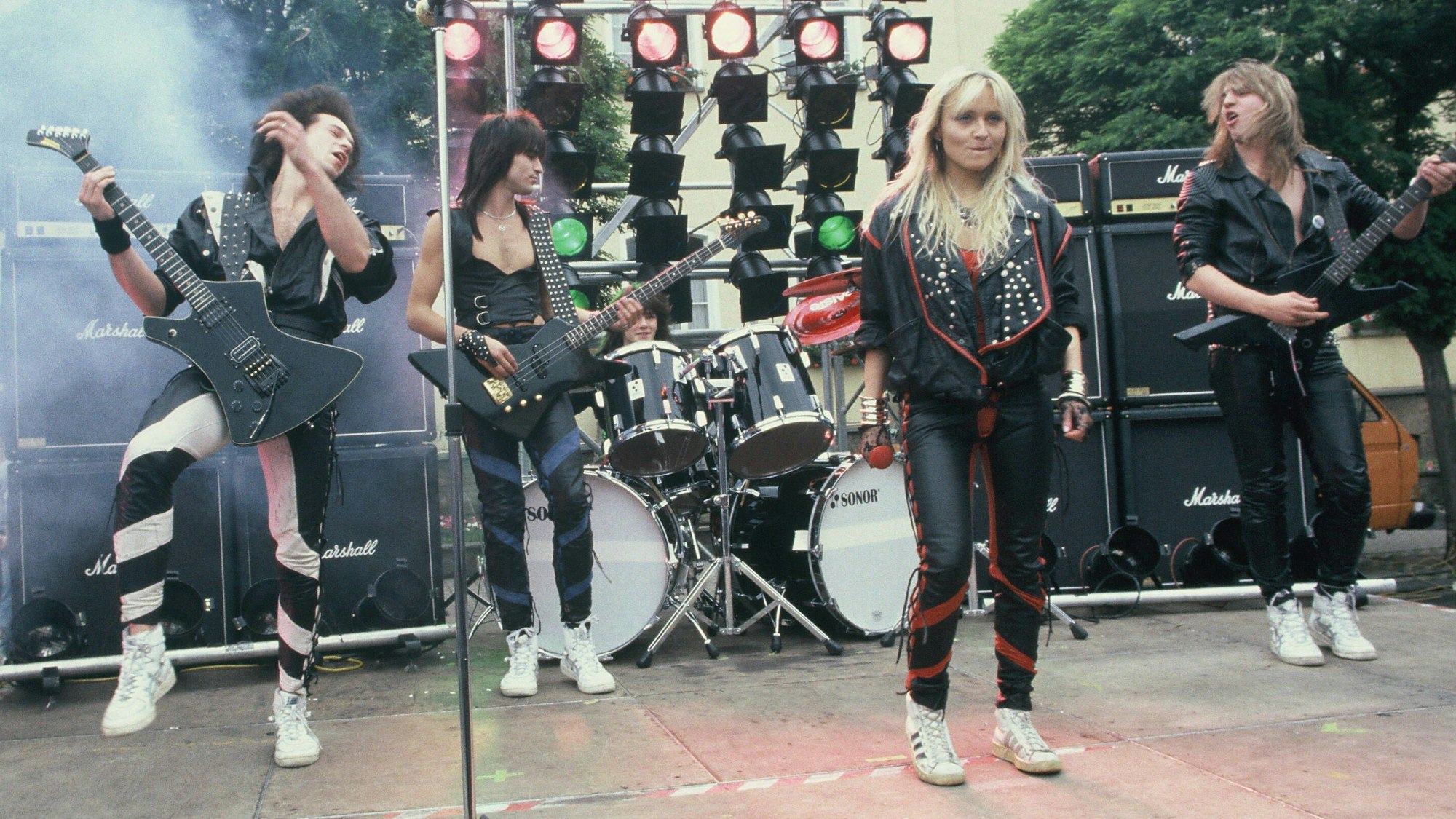 Eine Metal-Band rockt auf der Bühne.