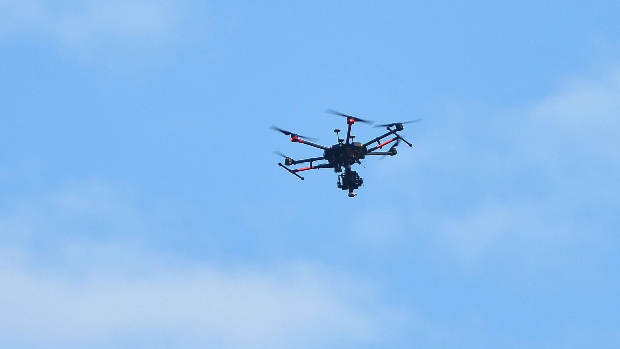 14.08.2023, xptzx, Fussball DFB Pokal 1.Runde, VfL Osnabrueck - 1. FC Koeln emspor, v.l. Eine Drohne fliegt ueber das Stadion , DFL/DFB REGULATIONS PROHIBIT ANY USE OF PHOTOGRAPHS as IMAGE SEQUENCES and/or QUASI-VIDEO Stadion an der Bremer Bruecke *** 14 08 2023, xptzx, football DFB Pokal 1 round, VfL Osnabrueck 1 FC Koeln emspor, v l A drone flies over the stadium , DFL DFB REGULATES PROHIBIT ANY USE OF PHOTOGRAPHS as IMAGE SEQUENCES and or QUASI VIDEO Stadium an der Bremer Bruecke