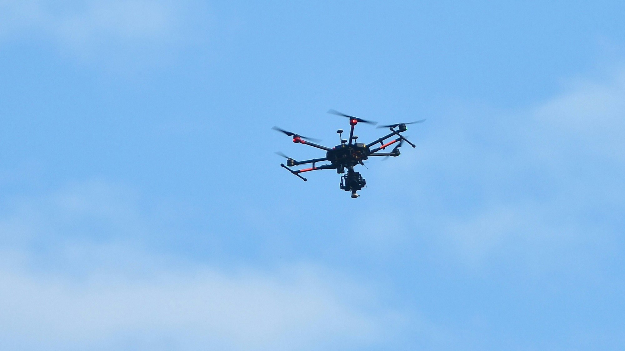 14.08.2023, xptzx, Fussball DFB Pokal 1.Runde, VfL Osnabrueck - 1. FC Koeln emspor, v.l. Eine Drohne fliegt ueber das Stadion , DFL/DFB REGULATIONS PROHIBIT ANY USE OF PHOTOGRAPHS as IMAGE SEQUENCES and/or QUASI-VIDEO Stadion an der Bremer Bruecke *** 14 08 2023, xptzx, football DFB Pokal 1 round, VfL Osnabrueck 1 FC Koeln emspor, v l A drone flies over the stadium , DFL DFB REGULATES PROHIBIT ANY USE OF PHOTOGRAPHS as IMAGE SEQUENCES and or QUASI VIDEO Stadium an der Bremer Bruecke