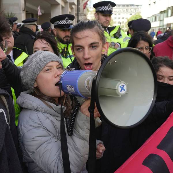 Großbritannien, London: Greta Thunberg, Klimaaktivistin aus Schweden, ruft in ein Megafon während der „Oily Money Out“-Demonstration vor dem Intercontinental Hotel. Gemeinsam mit anderen Klimaaktivisten hat Greta Thunberg in London gegen ein Treffen von Energiemanagern demonstriert.
