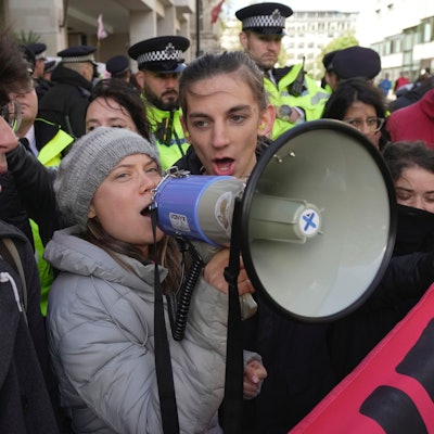 Großbritannien, London: Greta Thunberg, Klimaaktivistin aus Schweden, ruft in ein Megafon während der „Oily Money Out“-Demonstration vor dem Intercontinental Hotel. Gemeinsam mit anderen Klimaaktivisten hat Greta Thunberg in London gegen ein Treffen von Energiemanagern demonstriert.