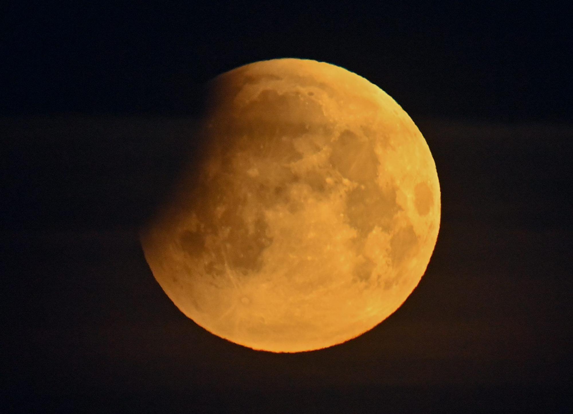 Der Beginn einer Mondfinsternis ist am frühen Morgen am Himmel zu sehen.