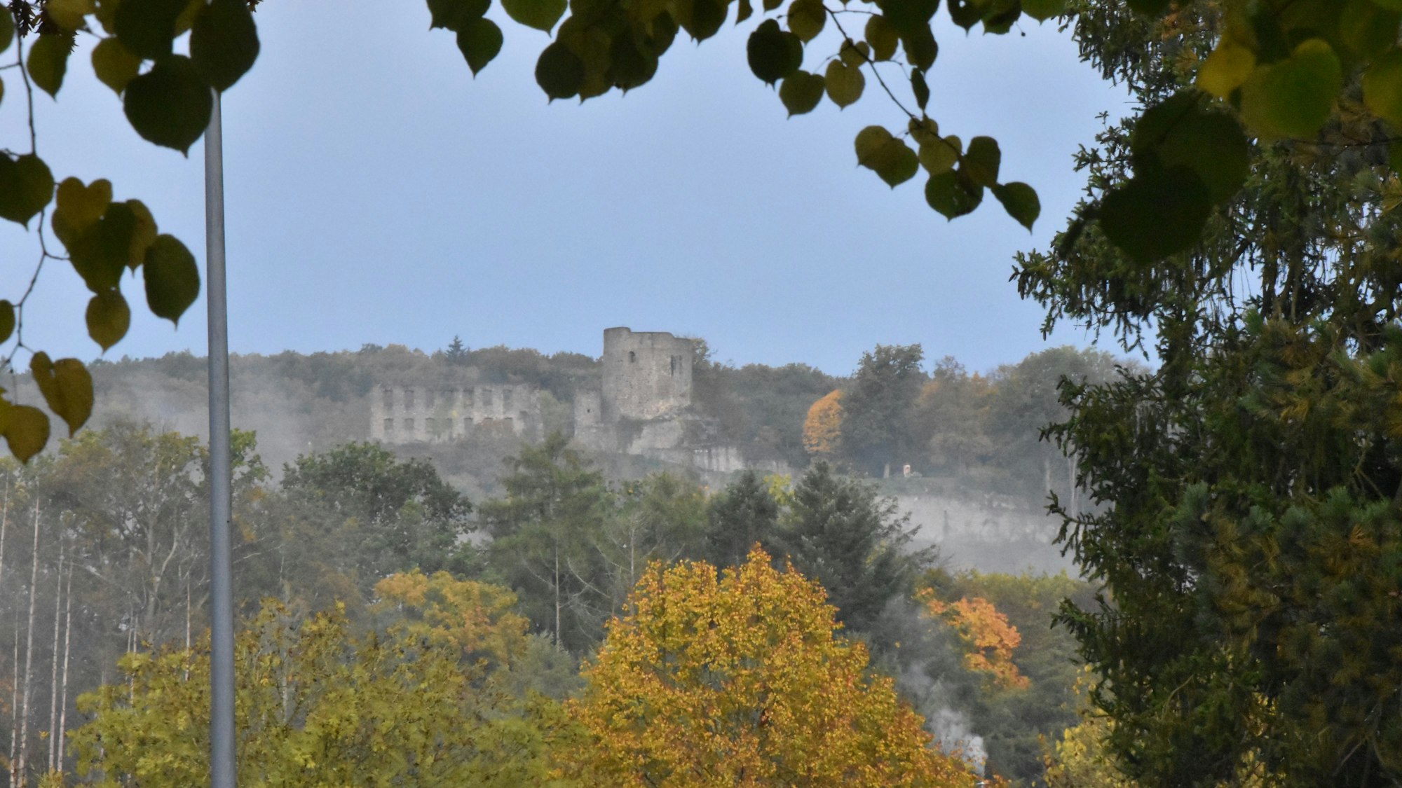 Die Burg Windeck im Herbst bei Nebel.