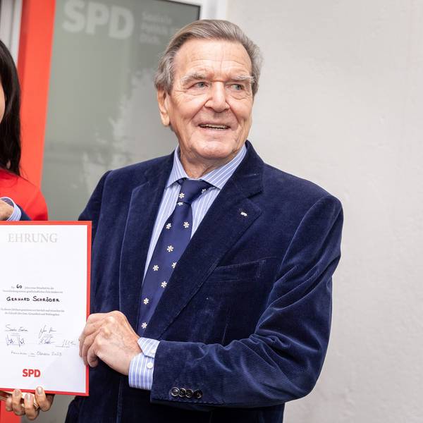 Gerhard Schröder hat in Hannover die Ehrung für 60 Jahre Mitgliedschaft in der SPD erhalten. An der Auszeichnung für den Altkanzler gibt es viel Kritik wegen seiner Nähe zu Russland.