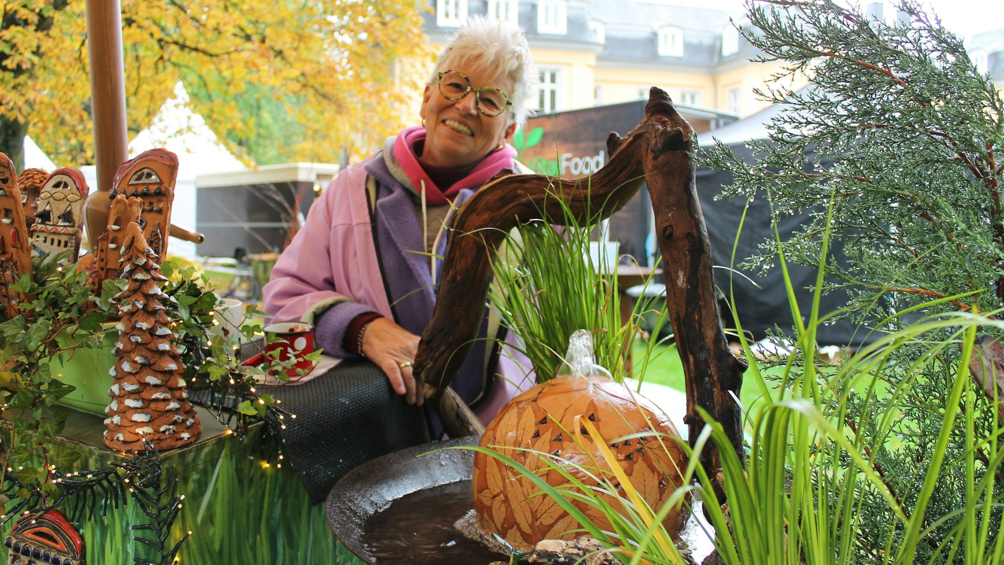 Eine Anbieterin auf dem Schlosszauber Markt Morsbroich