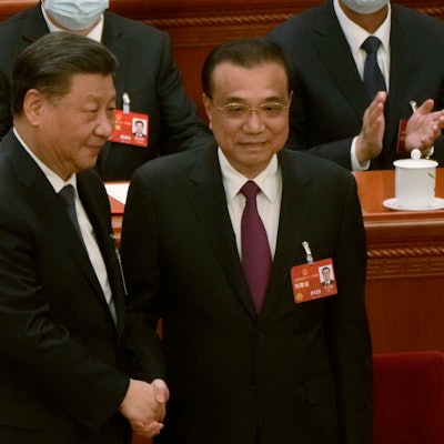 Li Keqiang (r.), trat im März 2023 als Ministerpräsident der Volksrepublik Chinaunter Xi Jinping (m.) ab.