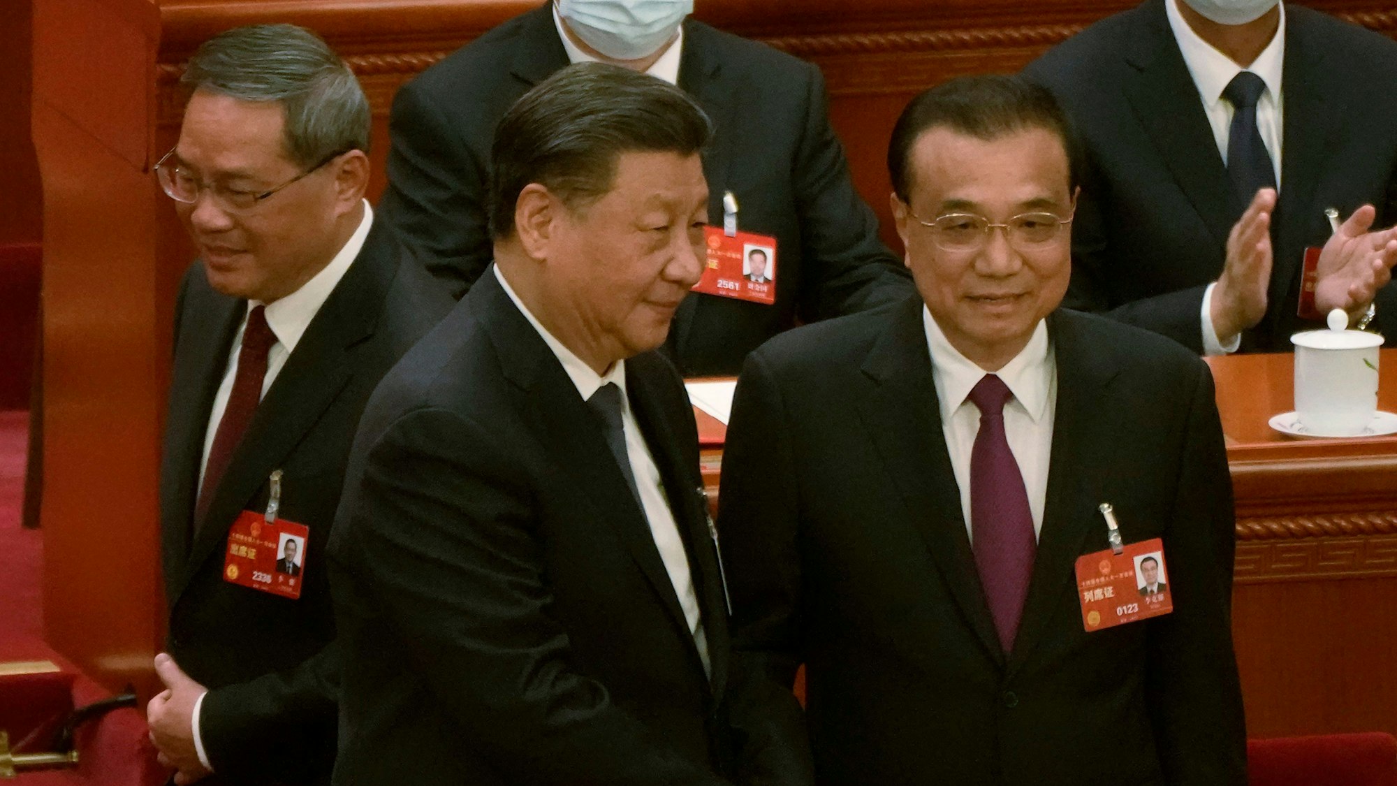 Li Keqiang (r.), trat im März 2023 als Ministerpräsident der Volksrepublik Chinaunter Xi Jinping (m.) ab.