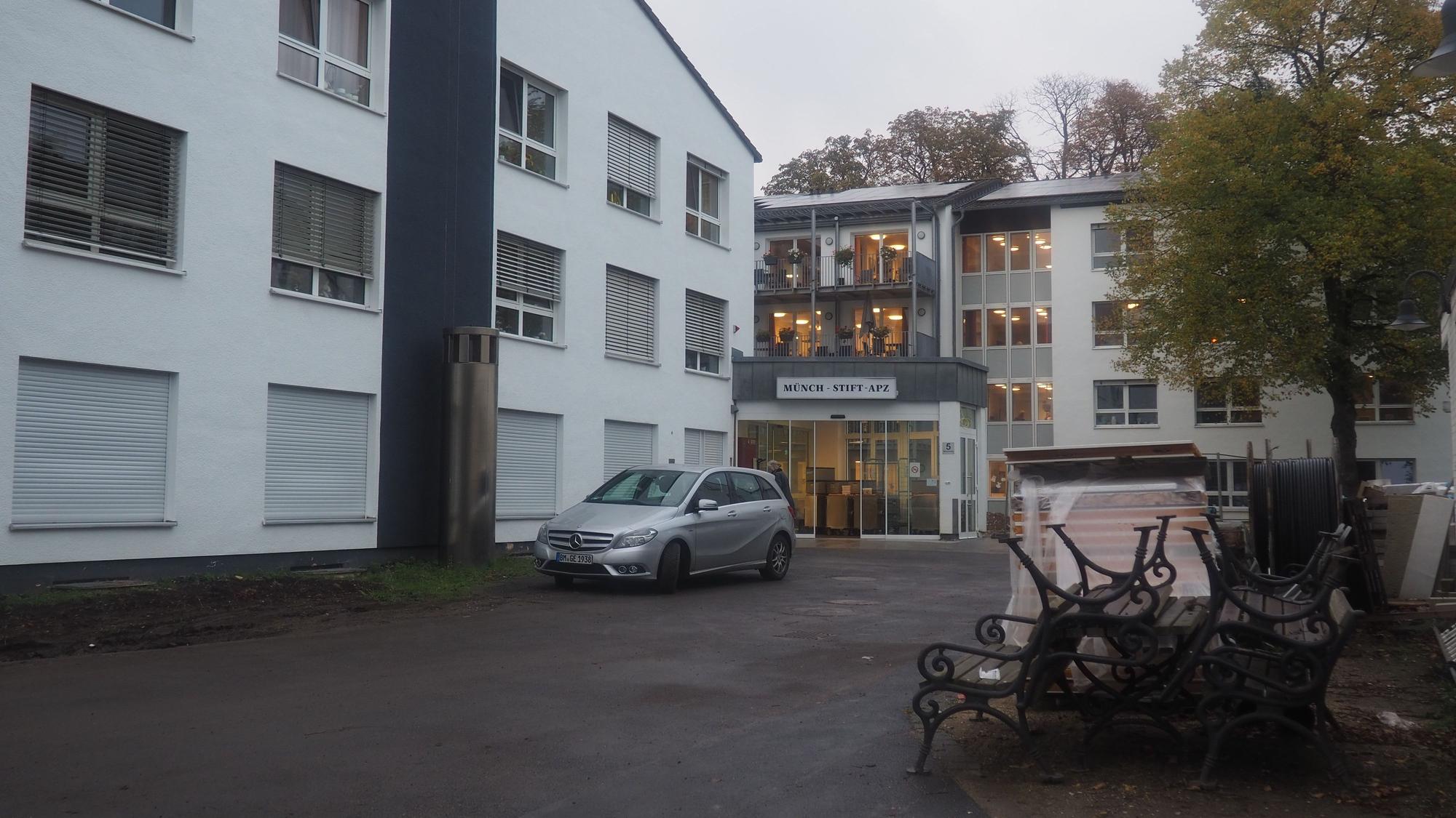Vor dem sanierten Gebäude sind Bänke und andere Dinge gestapelt.