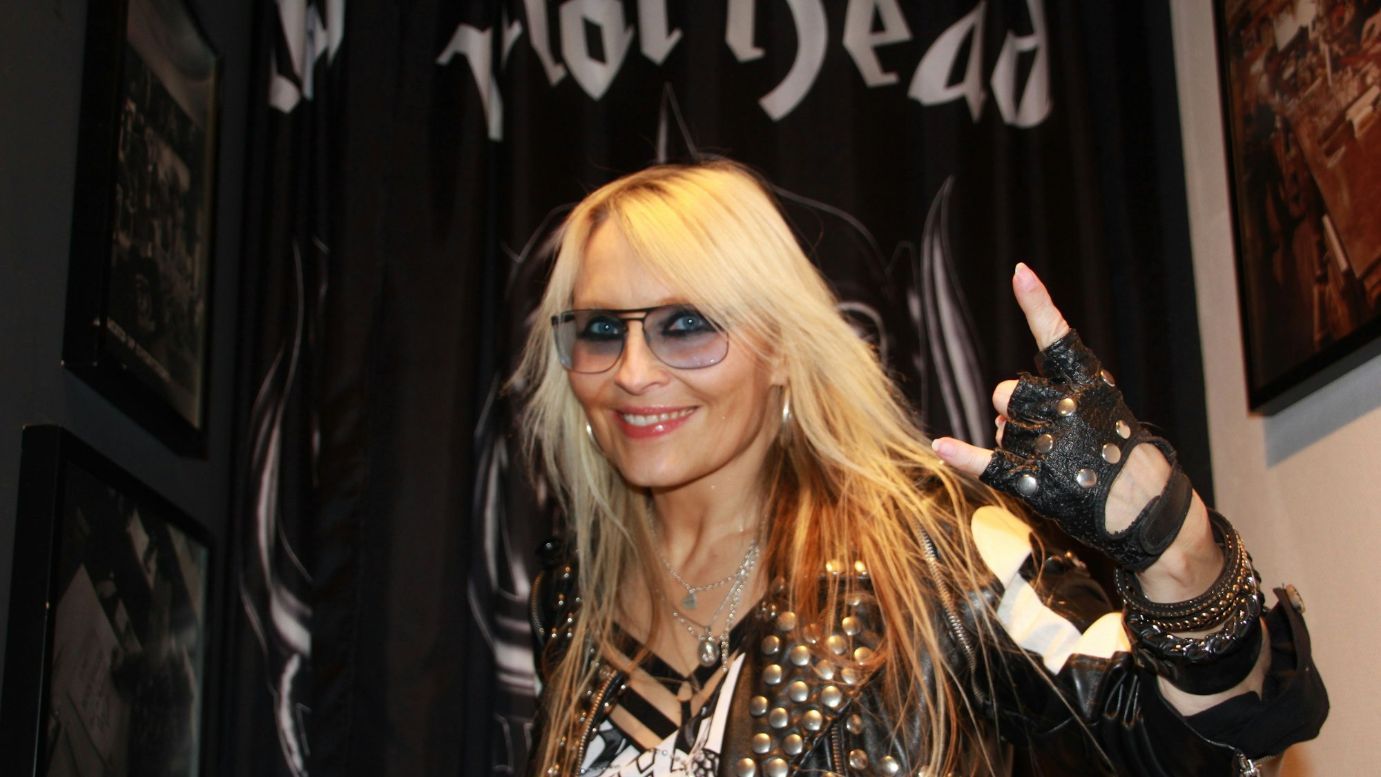 Die Sängerin Doro Pesch zeigt das Symbol der Metal-Community, die sogenannte Pommesgabel.