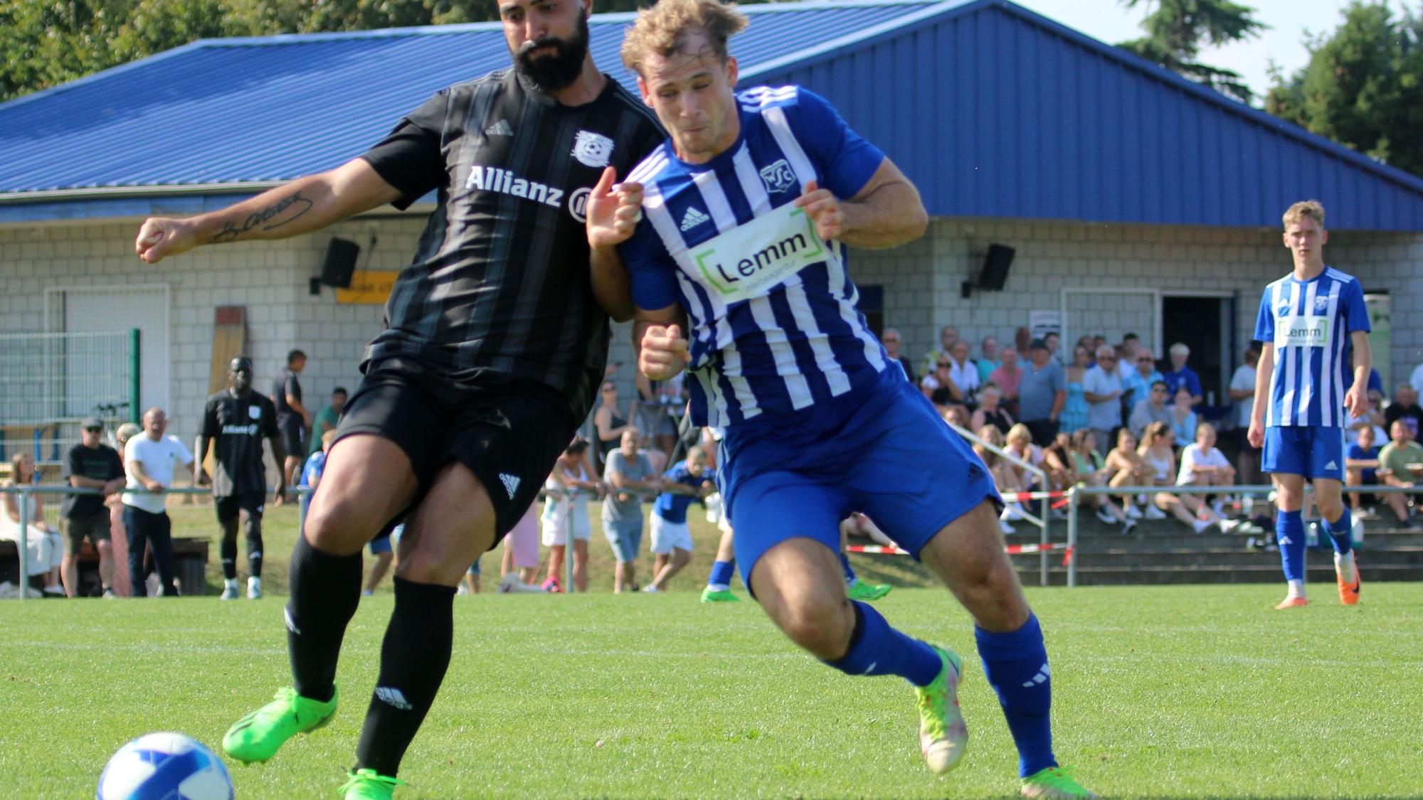 Wißkirchens Fußballer Ben Decker schiebt seinen Körper in den Gegenspieler.