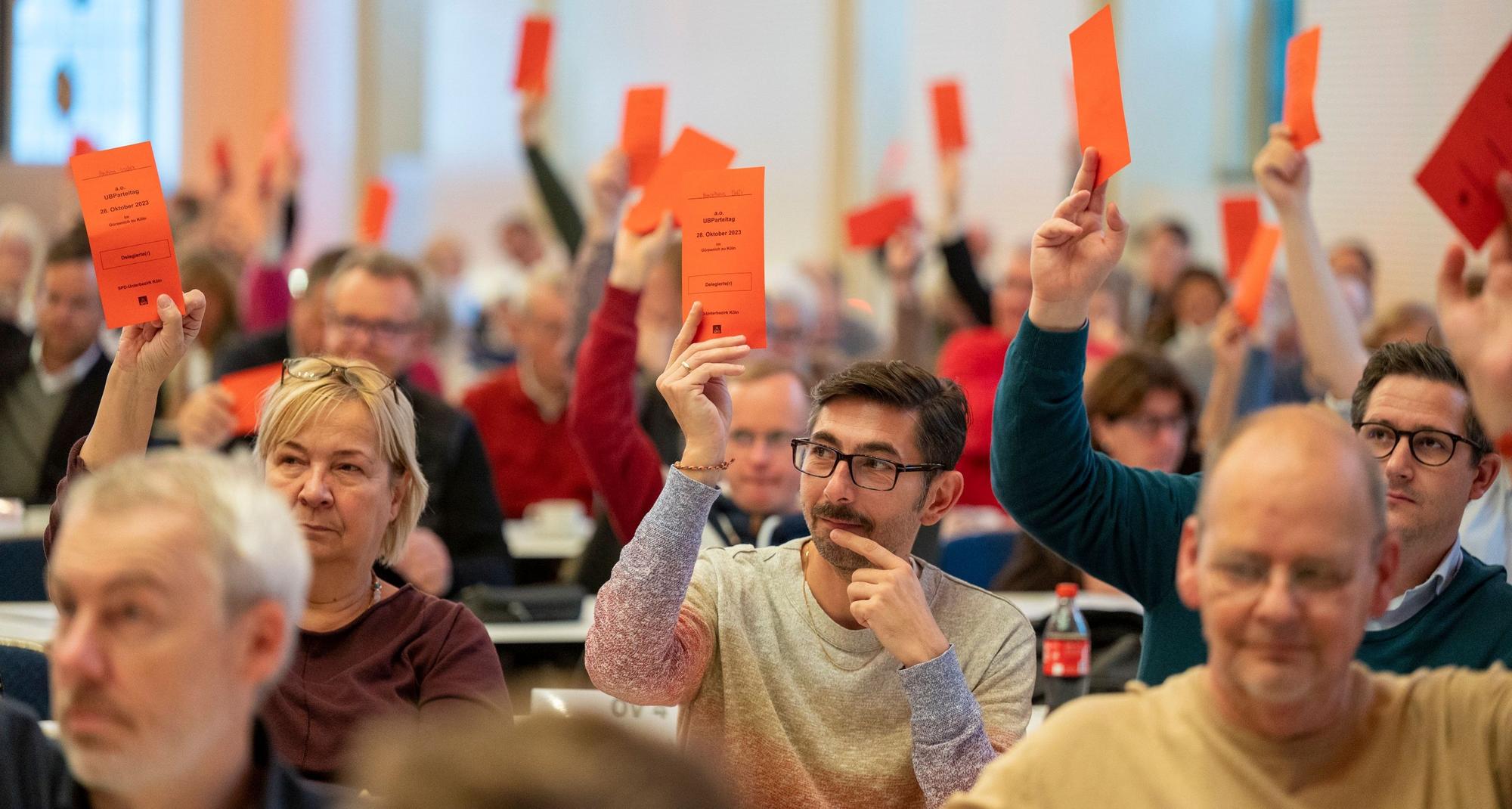 28.10.2023, Köln: Es wurde per Handzeichen abgestimmt. Der Parteitag der Kölner SPD fand im Gürzenich. statt. Foto: Uwe Weiser