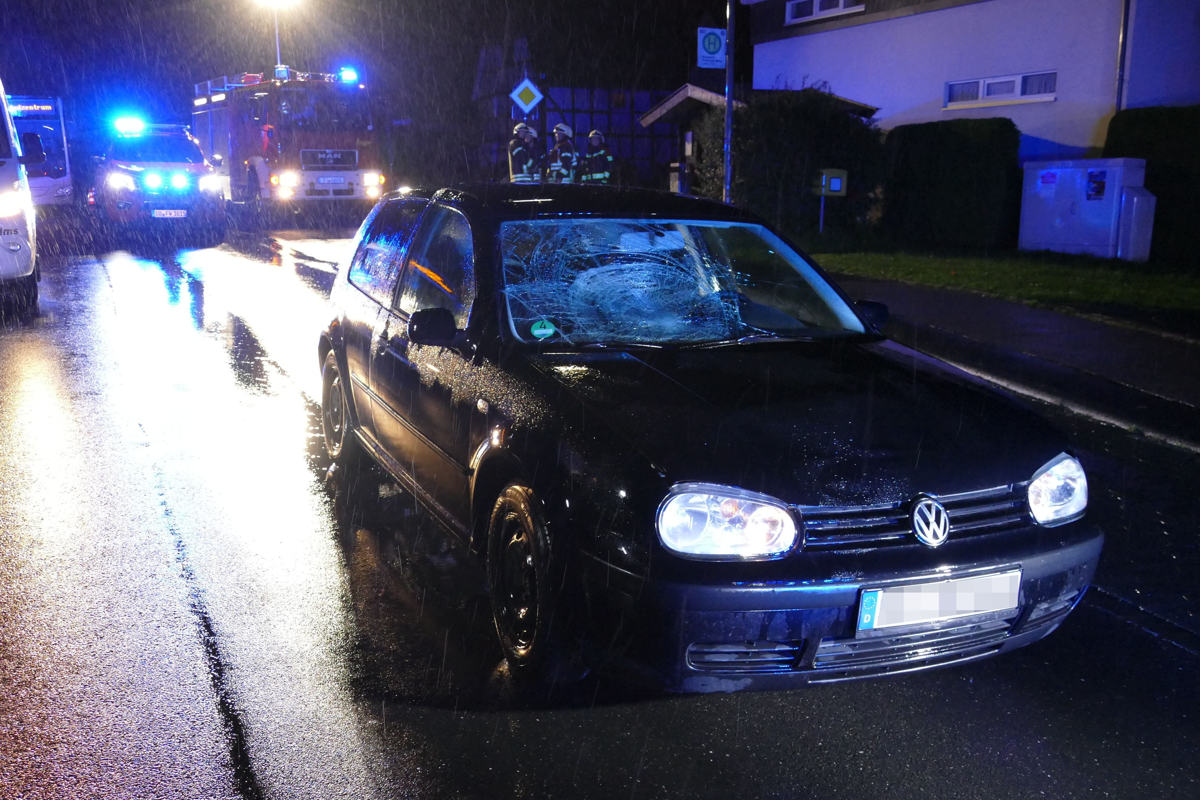 Der Wagen der die Frau erfasste steht auf der Straße in Wolperath.