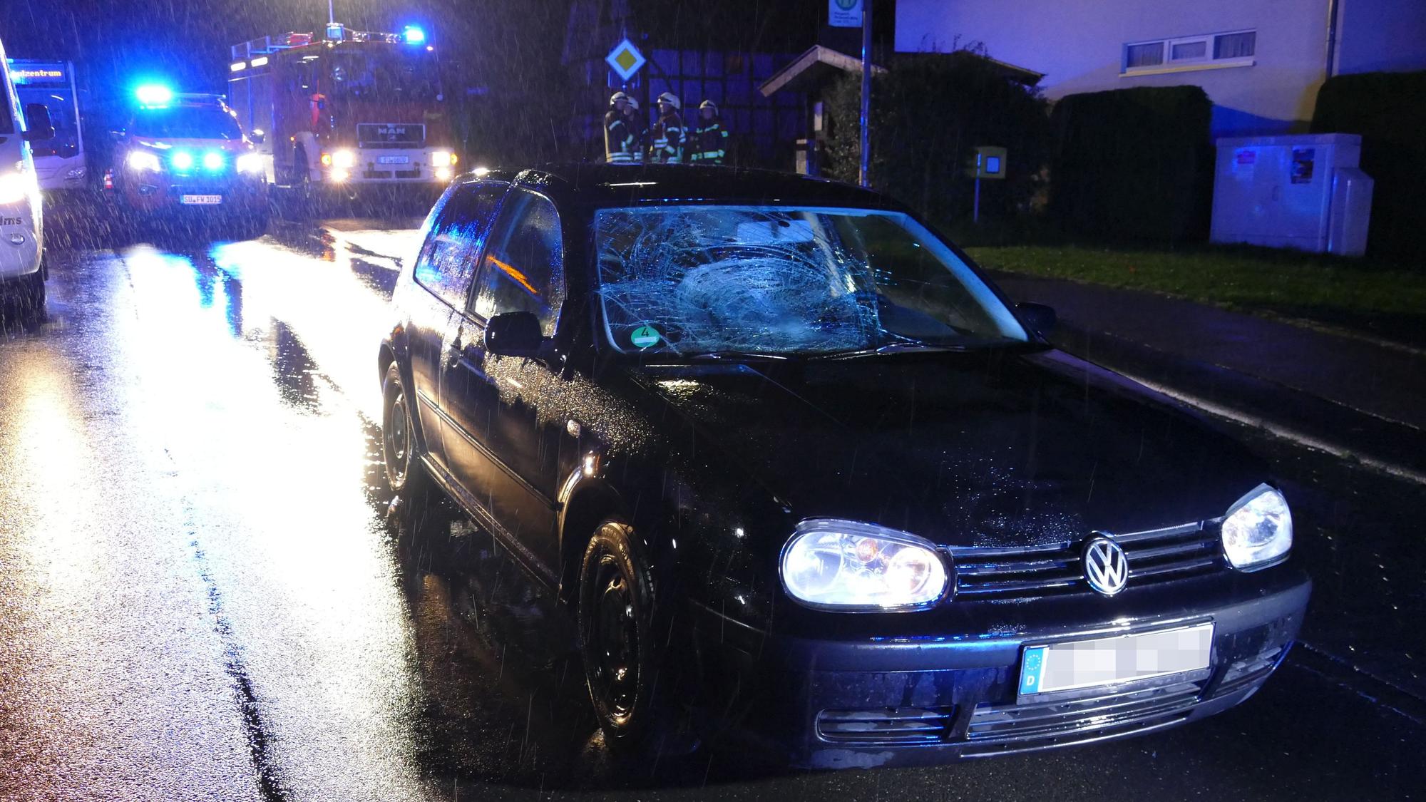 Der Wagen der die Frau erfasste steht auf der Straße in Wolperath.
