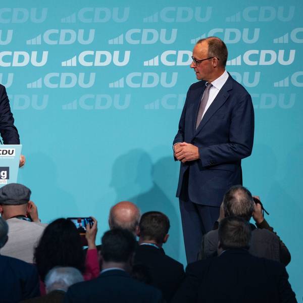 Hendrik Wüst (links, CDU), Ministerpräsident von Nordrhein-Westfalen, spricht neben Friedrich Merz (CDU), CDU-Bundesvorsitzender und Unions-Fraktionsvorsitzender, beim Landesparteitag der CDU in Hürth.