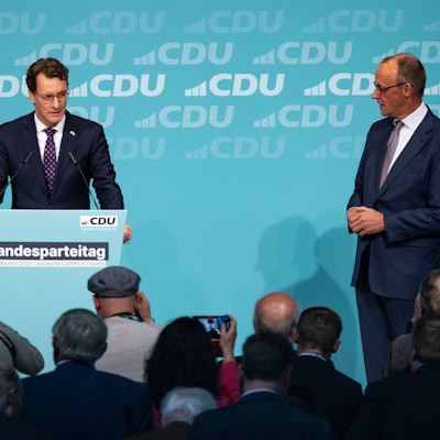 Hendrik Wüst (links, CDU), Ministerpräsident von Nordrhein-Westfalen, spricht neben Friedrich Merz (CDU), CDU-Bundesvorsitzender und Unions-Fraktionsvorsitzender, beim Landesparteitag der CDU in Hürth.