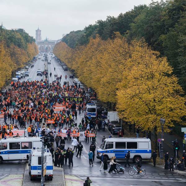 Klima-Aktivisten der Letzten Genertion blockieren die Straße im Herzen Berlins.