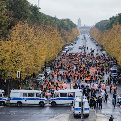 Klima-Aktivisten der Letzten Genertion blockieren die Straße im Herzen Berlins.