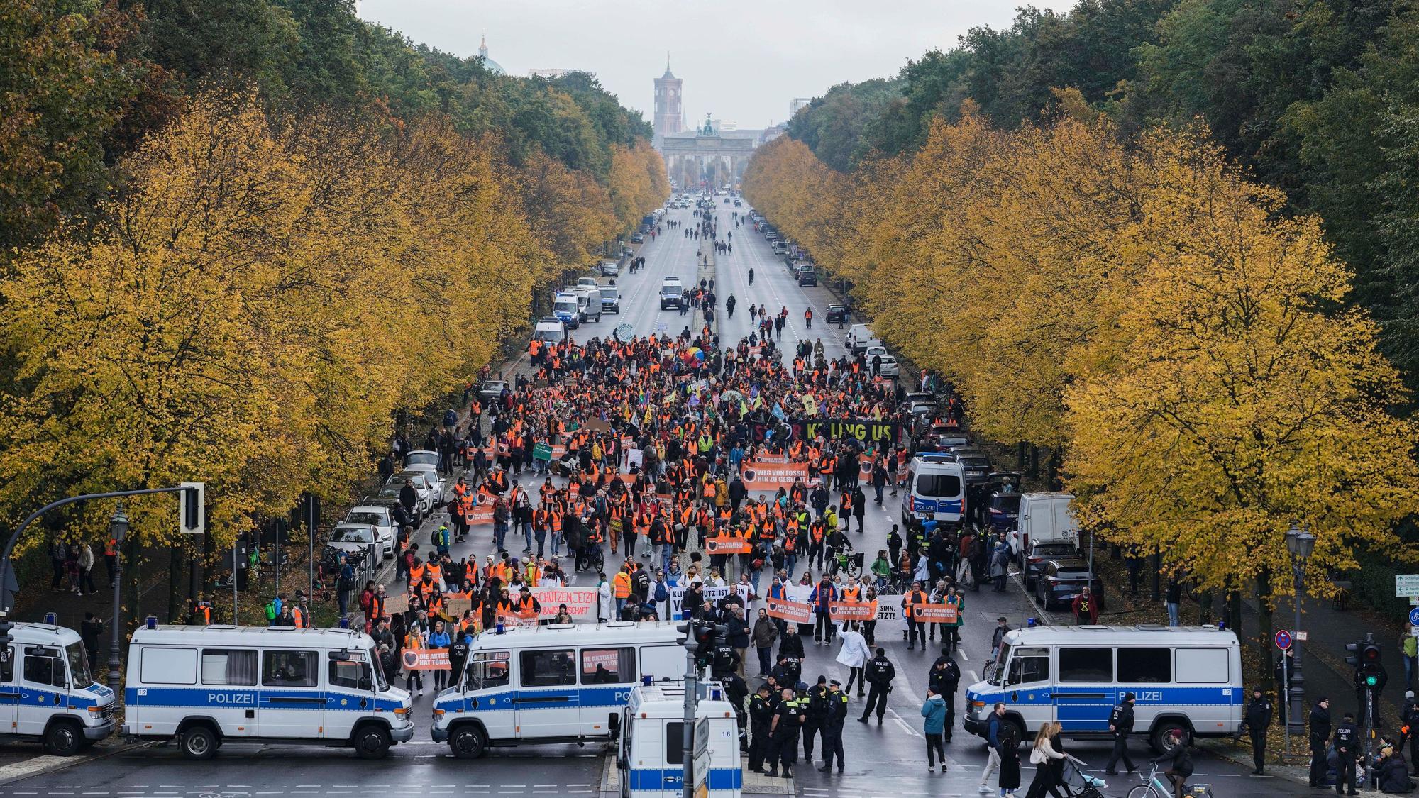 Klima-Aktivisten der Letzten Genertion blockieren die Straße im Herzen Berlins.