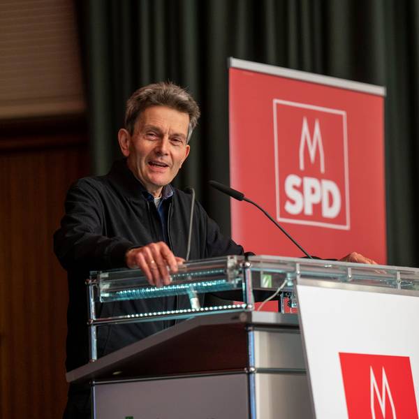 Dr. Rolf Mützenich sprach vor den Delegierten der SPD.