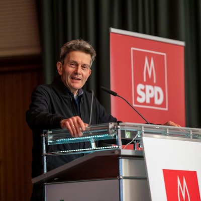 Dr. Rolf Mützenich sprach vor den Delegierten der SPD.