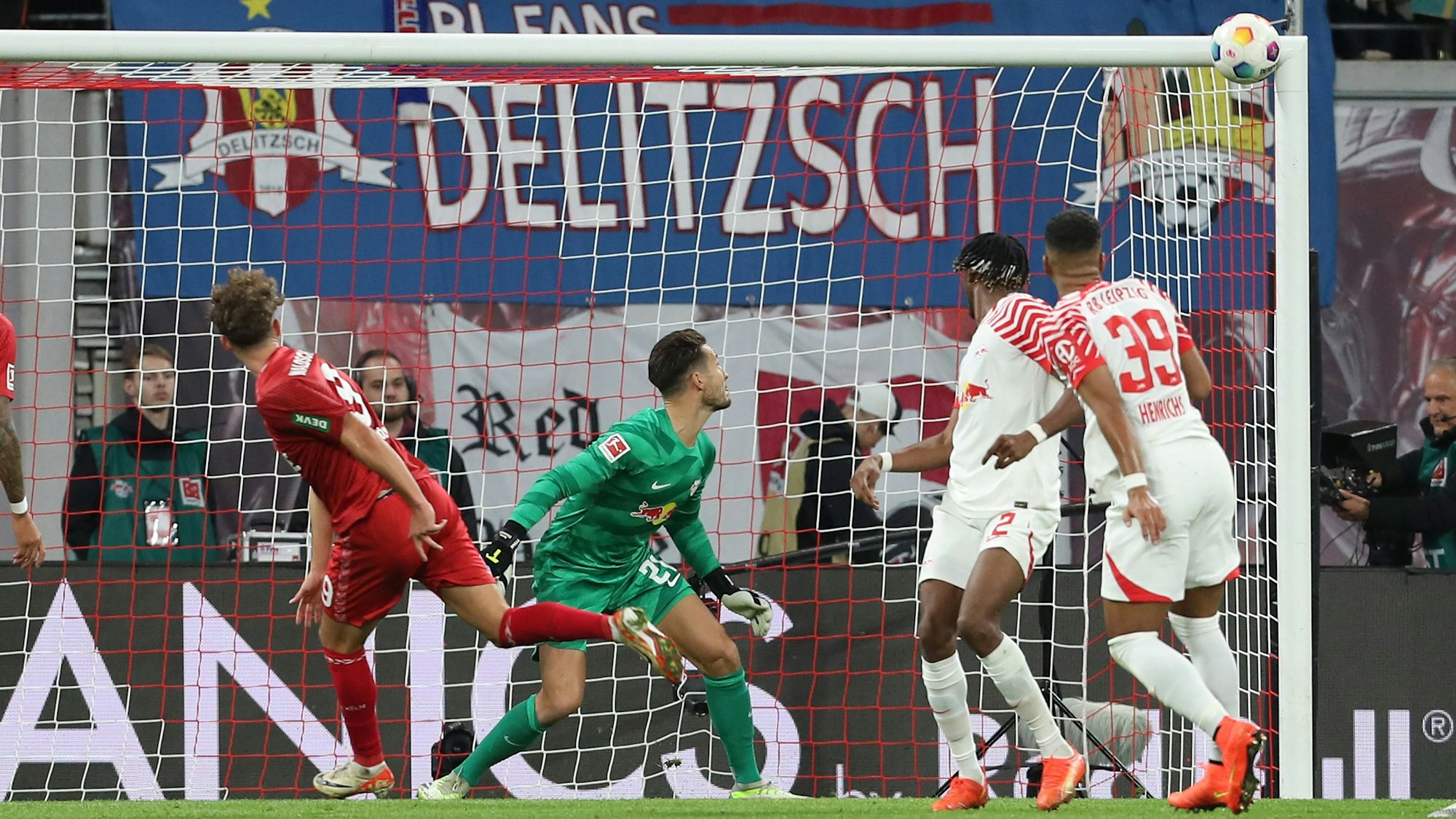 Waldschmidt schießt an den Pfosten, Torwart Blaswich schaut nur hinterher