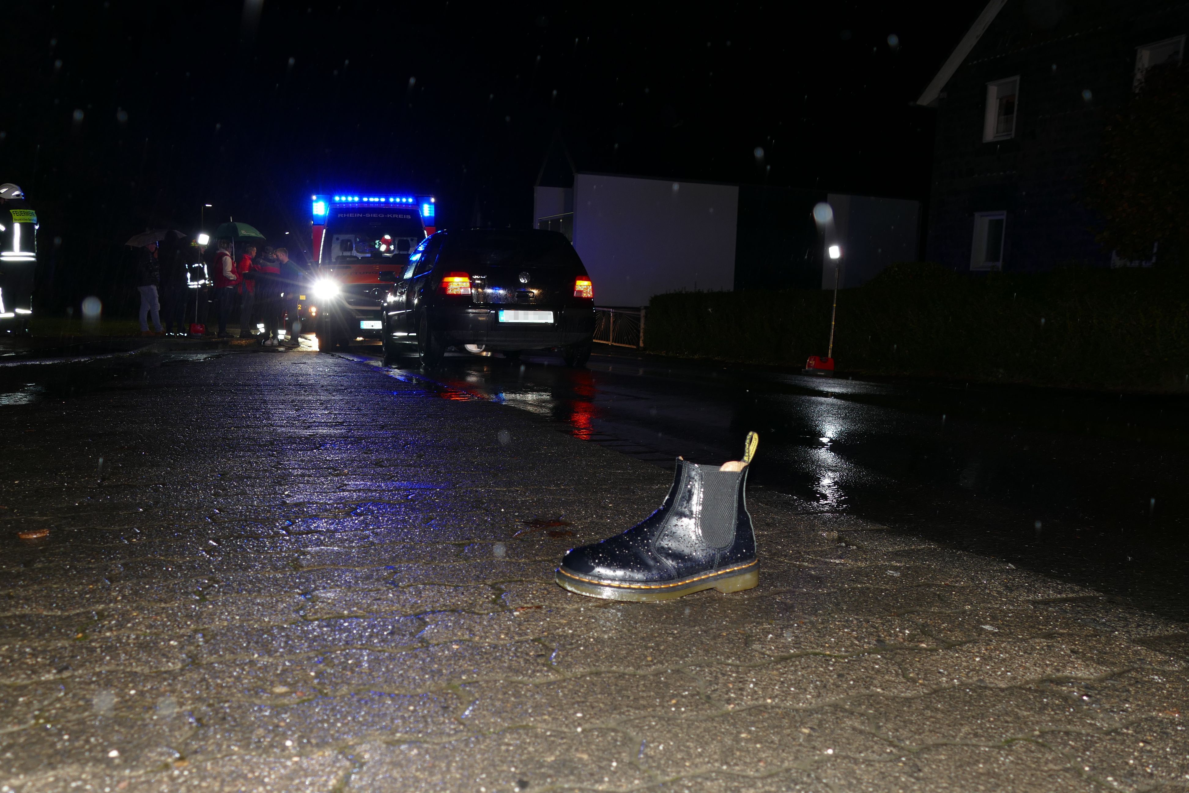 Am Rand des Unfallgeschehens liegt der Schuh des Unfallopfers.