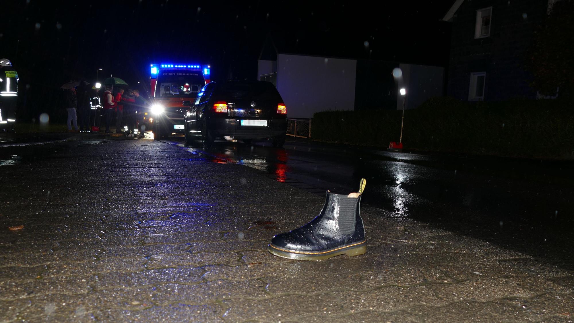 Am Rand des Unfallgeschehens liegt der Schuh des Unfallopfers.