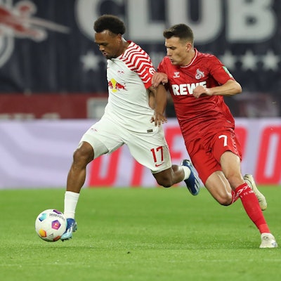 Openda treibt den Ball gegen Ljubicic