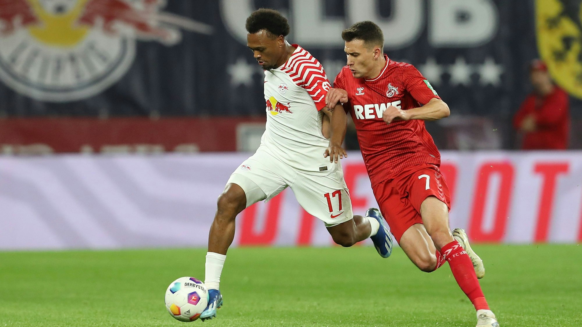 Openda treibt den Ball gegen Ljubicic