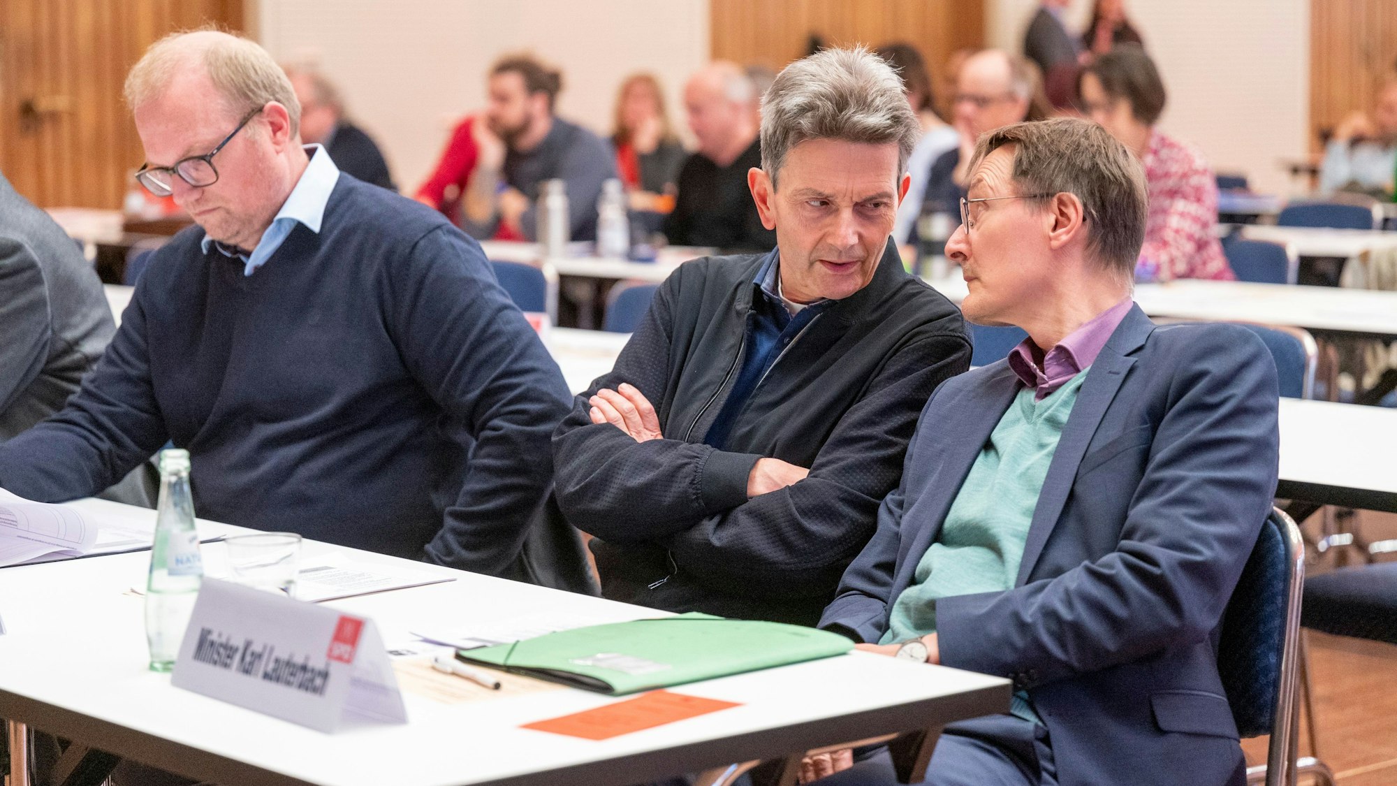 28.10.2023, Köln: Dr. Rolf Mützenich und Minister Karl Lauterbach im Gespräch. Der Parteitag der Kölner SPD fand im Gürzenich. statt. Foto: Uwe Weiser