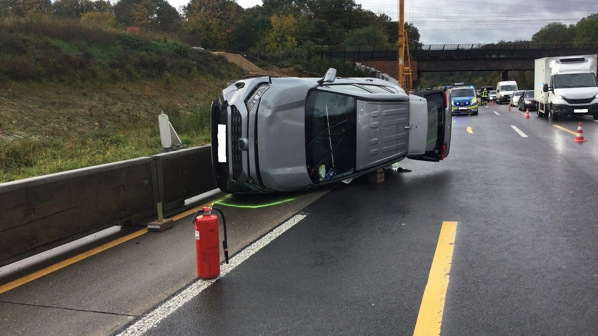 Aus bisher noch nicht geklärter Ursache ist der Wagen verunglückt und umgekippt.
