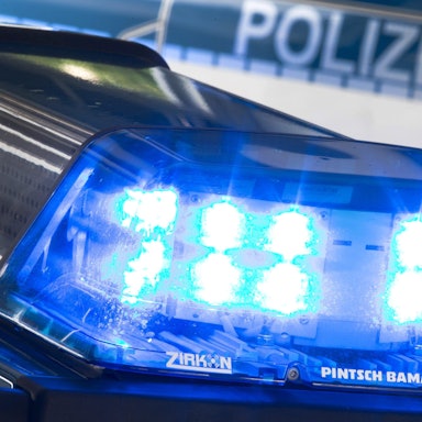Ein Blaulicht leuchtet auf dem Dach eines Polizeiwagens.