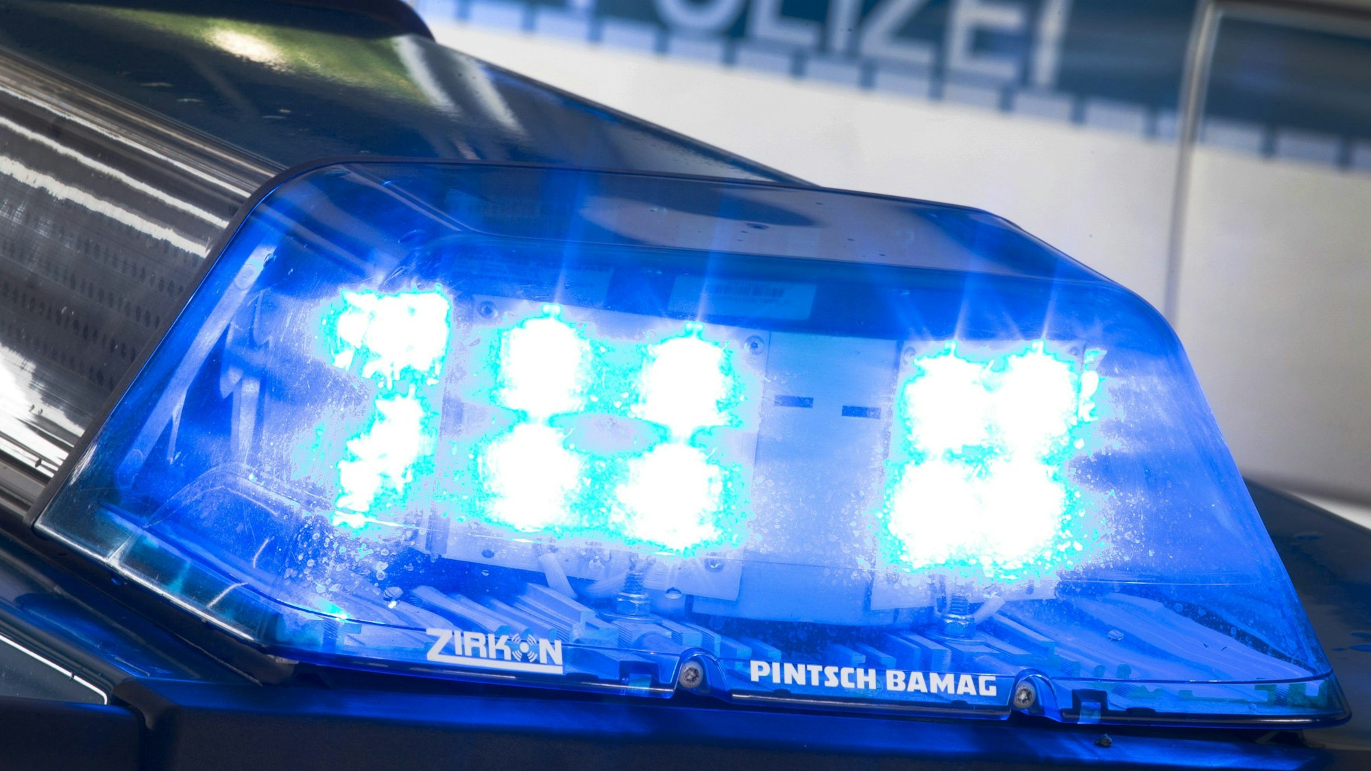 Das Blaulicht eines Polizeifahrzeugs leuchtet.