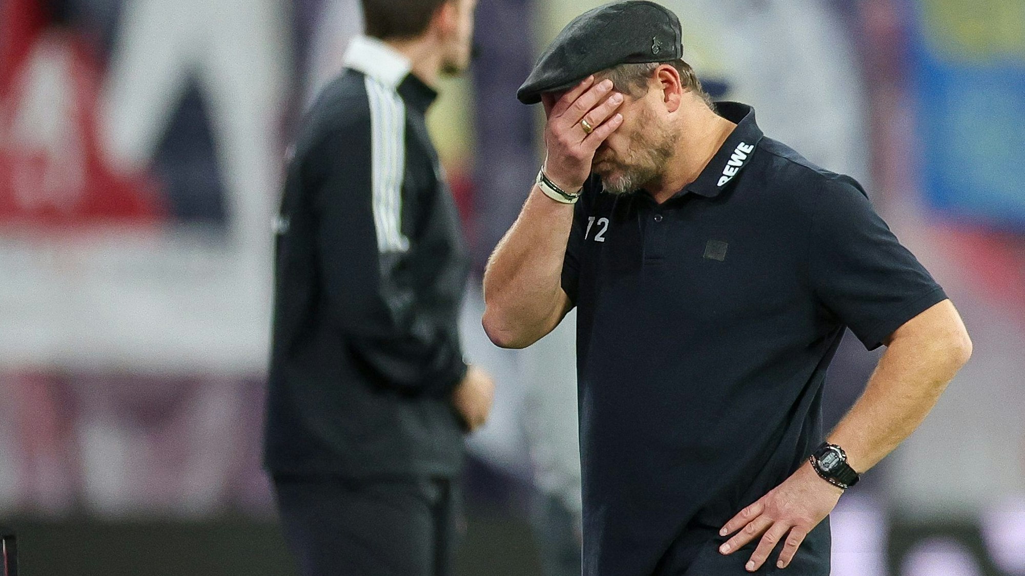 Steffen Baumgart litt am Samstagabend in Leipzig an seiner Mannschaft, die dem Gegner ein Tor nach dem anderen auflegte.