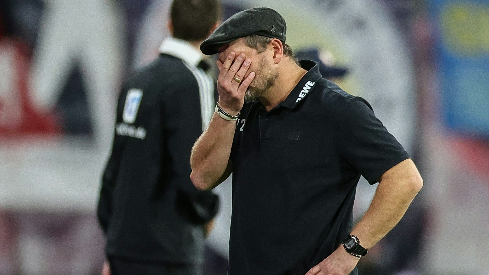 Steffen Baumgart vergräbt sein Gesicht in einer Hand