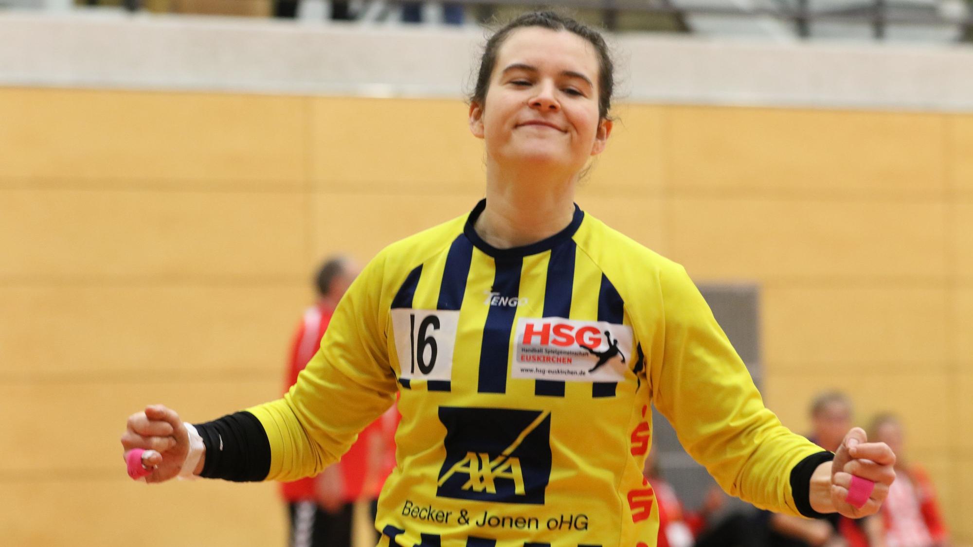 Euskirchens Torhüterin Kristina Viehmann jubelt mit ausgestreckten Armen.