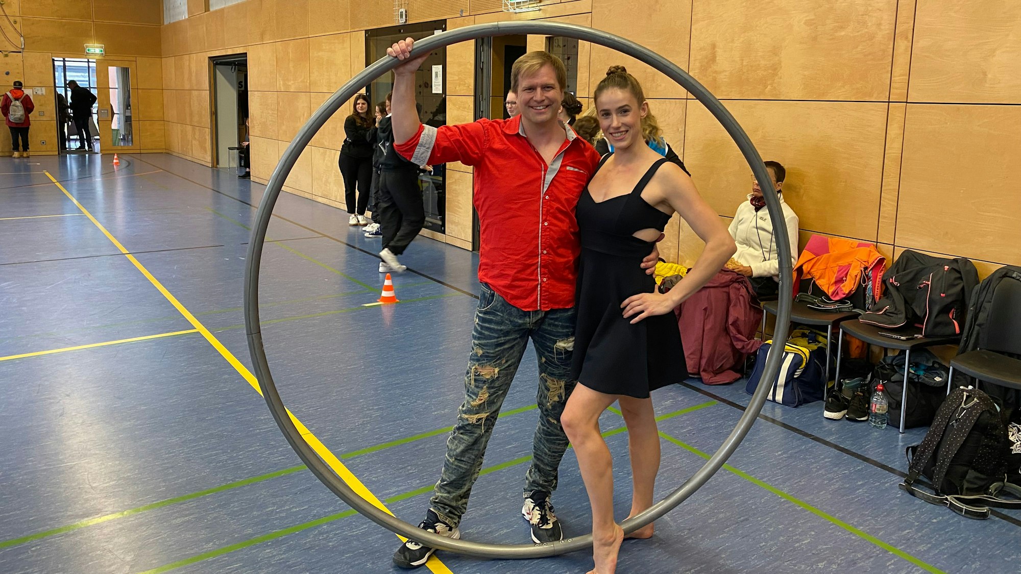 Lea Toran Jenner und ihr Lehrer Haucke beim Otto-Feick-Rhönradturnier in der Wolfgang-Obladen-Halle in Leverkusen (Manfort).