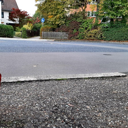 Die Ilmstraße in Leverkusen-Rheindorf, in der am Freitagabend, 27. Oktober 2023, ein Mann eine schwangere Frau bei einem Angriff mit einem Messer tödlich verletzte.