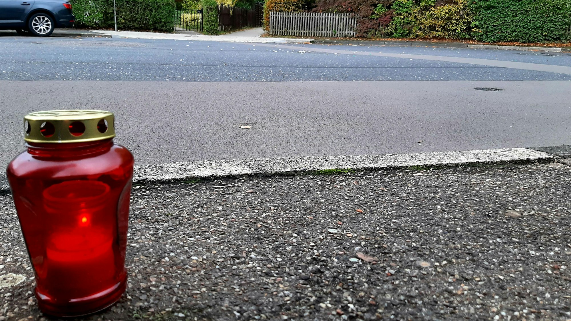 Eindrücke von der Ilmstraße in Leverkusen-Rheindorf, in der am Freitagabend, 27. Oktober 2023, ein Mann eine schwangere Frau bei einem Angriff mit einem Messer tödlich verletzte.