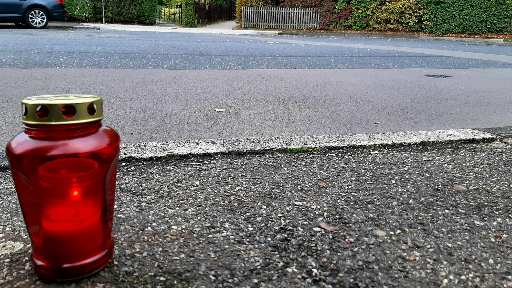 Die Ilmstraße in Leverkusen-Rheindorf, in der am Freitagabend, 27. Oktober 2023, ein Mann eine schwangere Frau bei einem Angriff mit einem Messer tödlich verletzte.
